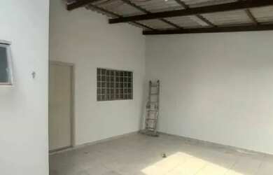 Imagem: A casa possui 3 Dormitórios, 1 Banheiro, 2 Vagas na garagem