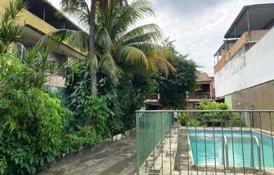 Imagem: A casa possui 3 Dormitórios, 2 Banheiros, 5 Vagas na garagem