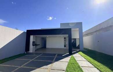 Imagem: A casa possui 3 Dormitórios, 3 Banheiros, 4 Vagas na garagem