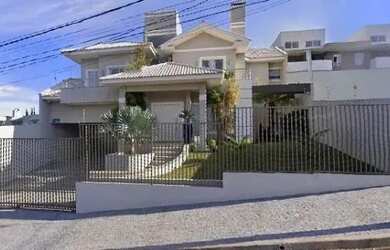 Imagem: A casa possui 1 Dormitório, 2 Banheiros, 4 Vagas na garagem