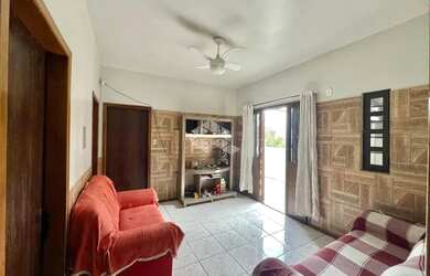 Imagem: A casa possui 3 Dormitórios, 2 Banheiros, 2 Vagas na garagem