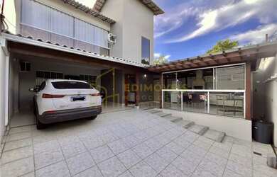 Imagem: A casa possui 4 Dormitórios, 3 Banheiros, 4 Vagas na garagem