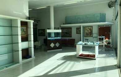 Imagem: O depósito possui 2 Vagas na garagem, 187m² de Área e está