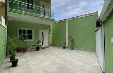 Imagem: A casa possui 5 Dormitórios, 2 Banheiros, 2 Vagas na garagem