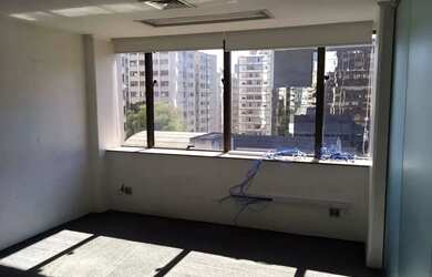 Imagem: O depósito possui 3 Vagas na garagem, 528m² de Área e está