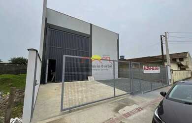 Imagem: O depósito possui 5 Vagas na garagem, 200m² de Área e está