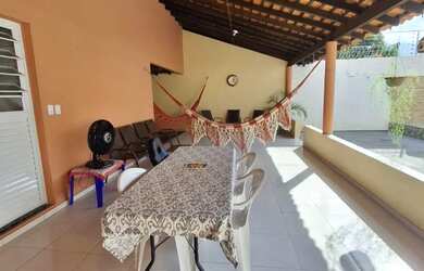 Imagem: A casa possui 2 Dormitórios, 3 Banheiros, 3 Vagas na garagem