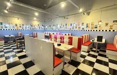 Imagem: O depósito possui 3 Vagas na garagem, 221m² de Área e está