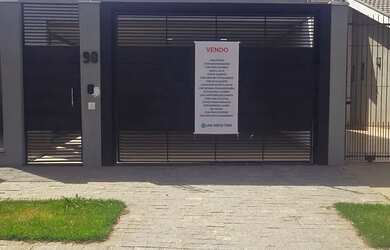 Imagem: A casa possui 3 Dormitórios, 3 Banheiros, 2 Vagas na garagem