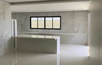 Imagem: A casa em condomínio possui 4 Dormitórios, 5 Banheiros, 4