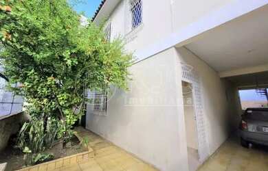 Imagem: A casa possui 4 Dormitórios, 5 Banheiros, 3 Vagas na garagem