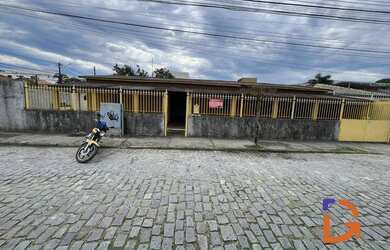 Imagem: A casa possui 4 Dormitórios, 2 Banheiros, 1 Vaga na garagem