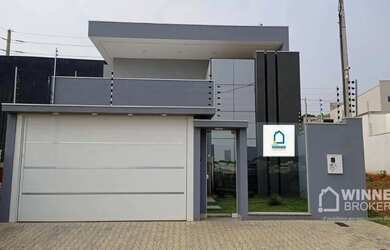 Imagem: A casa possui 3 Dormitórios, 2 Banheiros, 4 Vagas na garagem