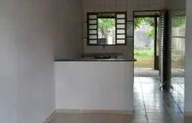 Imagem: A casa possui 3 Dormitórios, 2 Banheiros, 1 Vaga na garagem