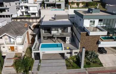 Imagem: A casa em condomínio possui 5 Dormitórios, 5 Banheiros, 5