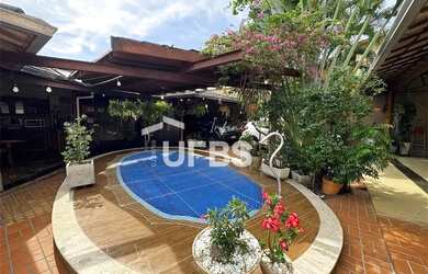 Imagem: A casa possui 4 Dormitórios, 4 Banheiros, 4 Vagas na garagem