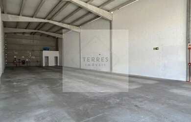 Imagem: O depósito possui 5 Vagas na garagem, 305m² de Área e está