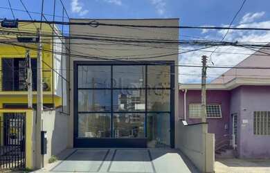 Imagem: O depósito possui 2 Vagas na garagem, 230m² de Área e está