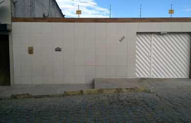 Imagem: A casa possui 2 Dormitórios e 2 Vagas na garagem e está localizado