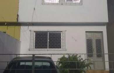 Imagem: A casa possui 3 Dormitórios, 1 Vaga na garagem, 200m² de Área