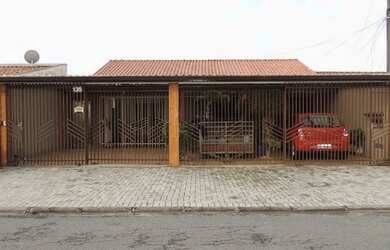 Imagem: A casa possui 3 Dormitórios, 2 Banheiros, 5 Vagas na garagem