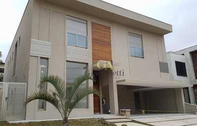 Imagem: A casa possui 4 Dormitórios, 5 Banheiros, 4 Vagas na garagem