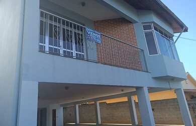 Imagem: A casa possui 4 Dormitórios, 5 Banheiros, 5 Vagas na garagem