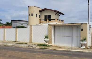 Imagem: A casa possui 4 Dormitórios, 3 Banheiros, 5 Vagas na garagem