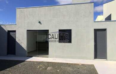 Imagem: A casa possui 2 Dormitórios, 1 Banheiro, 1 Vaga na garagem