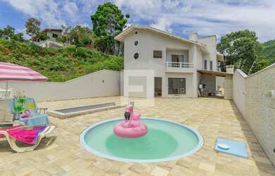 Imagem: A casa possui 4 Dormitórios, 4 Banheiros, 2 Vagas na garagem