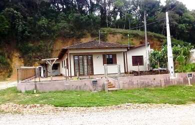 Imagem: A casa possui 3 Dormitórios, 1 Banheiro, 2 Vagas na garagem