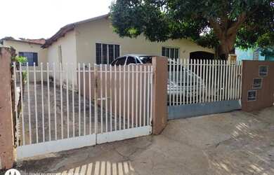 Imagem: A casa possui 5 Dormitórios, 3 Banheiros, 3 Vagas na garagem