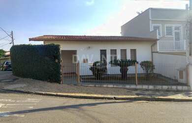 Imagem: A casa possui 4 Dormitórios, 3 Banheiros, 5 Vagas na garagem