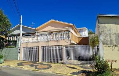 Imagem: A casa possui 3 Dormitórios, 2 Banheiros, 3 Vagas na garagem