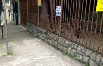 Imagem: A casa possui 3 Dormitórios, 1 Banheiro, 2 Vagas na garagem