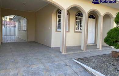 Imagem: A casa possui 4 Dormitórios, 2 Banheiros, 5 Vagas na garagem