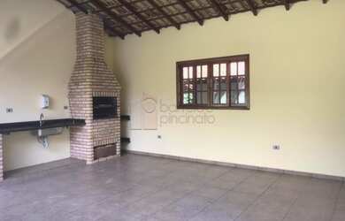 Imagem: A casa possui 3 Dormitórios, 2 Banheiros, 5 Vagas na garagem