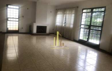 Imagem: A casa possui 3 Dormitórios, 3 Banheiros, 4 Vagas na garagem