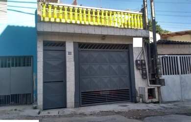 Imagem: A casa possui 4 Dormitórios, 3 Banheiros, 1 Vaga na garagem