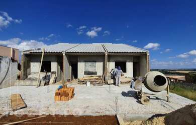 Imagem: A casa possui 2 Dormitórios, 1 Banheiro, 1 Vaga na garagem
