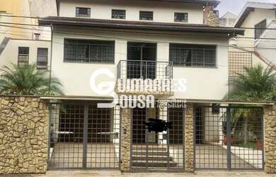 Imagem: A casa possui 3 Dormitórios, 3 Banheiros, 4 Vagas na garagem