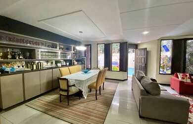 Imagem: A casa possui 4 Dormitórios, 5 Banheiros, 2 Vagas na garagem