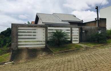 Imagem: A casa possui 3 Dormitórios, 2 Banheiros e 197m² de Área