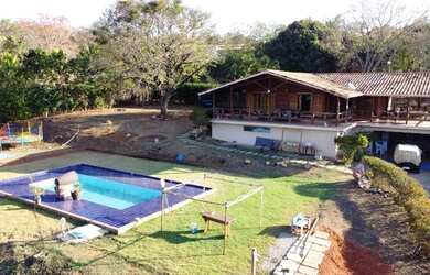 Imagem: A casa possui 5 Dormitórios, 5 Banheiros e 6000m² de Área