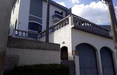 Imagem: A casa possui 3 Dormitórios, 2 Banheiros, 2 Vagas na garagem