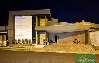 Imagem: A casa em condomínio possui 3 Dormitórios, 4 Banheiros, 220m²