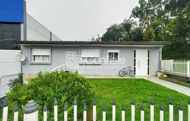 Imagem: A casa possui 3 Dormitórios, 2 Banheiros, 3 Vagas na garagem