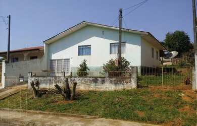 Imagem: A casa possui 3 Dormitórios, 1 Banheiro, 2 Vagas na garagem