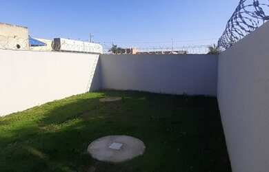 Imagem: A casa possui 2 Dormitórios, 2 Banheiros, 2 Vagas na garagem