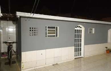 Imagem: A casa possui 1 Dormitório, 1 Banheiro, 1 Vaga na garagem